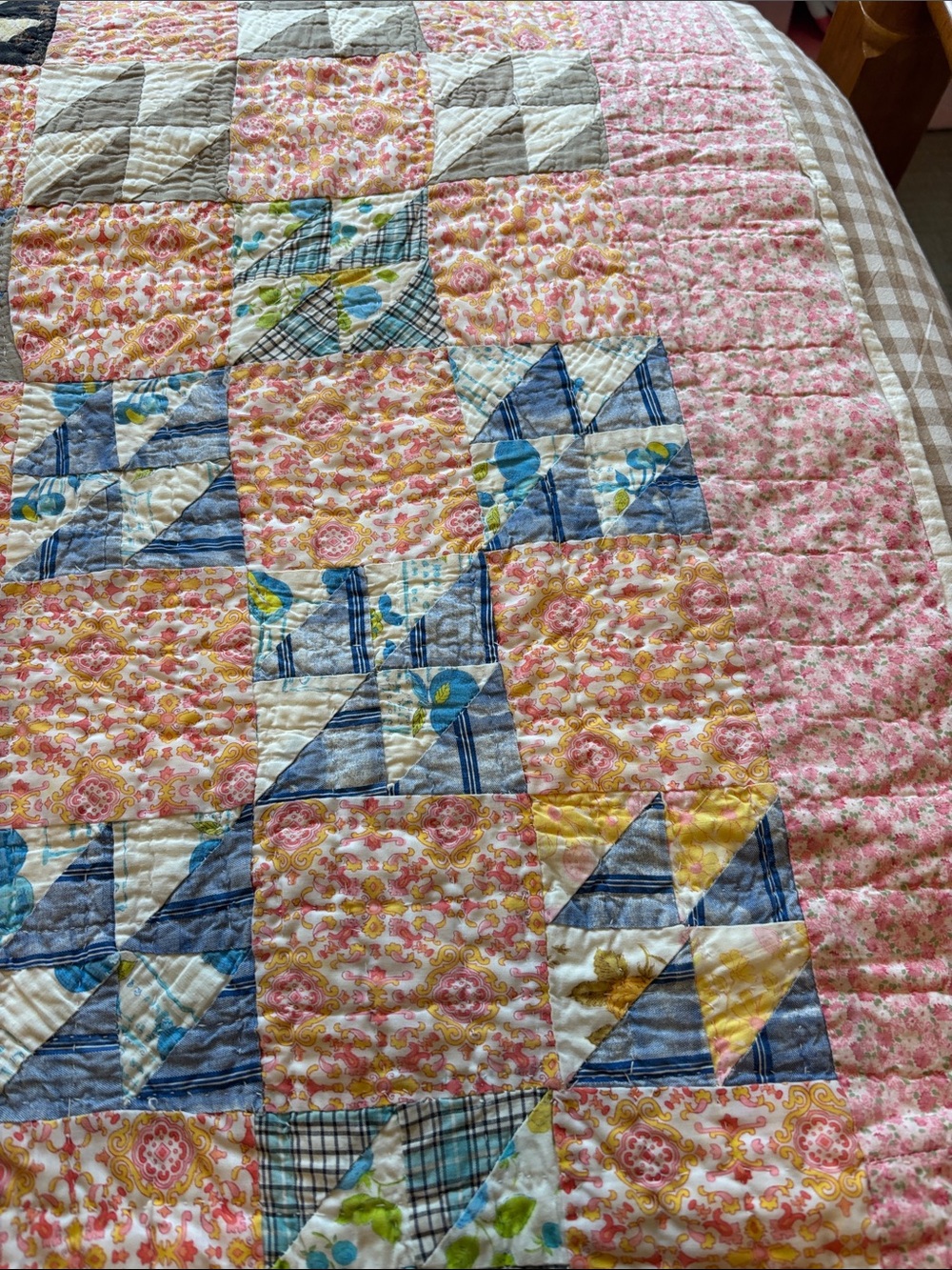 Vintage-Style Patchwork Quilt in Pink, Yellow & Multicolor - Picture 4 of 6